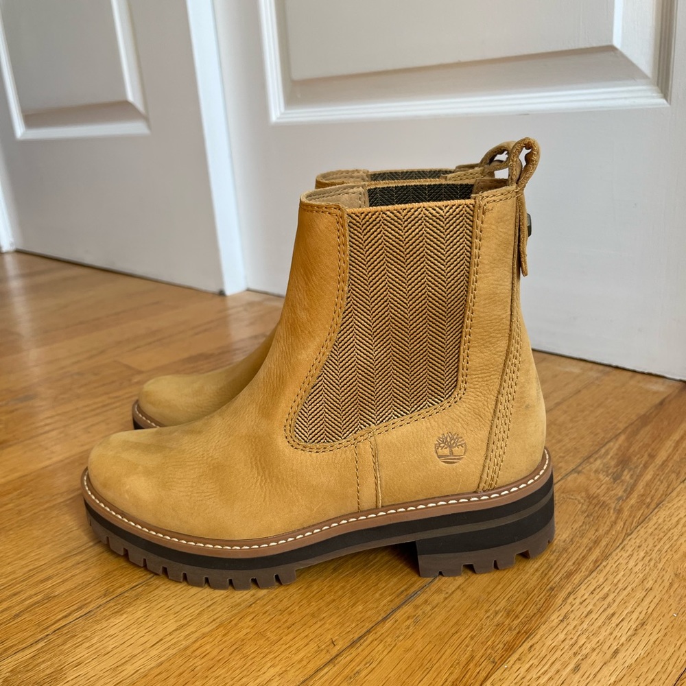 NWOT Timberland Women's Courmayeur Valley Chelsea Boot - Size 7 Women’s